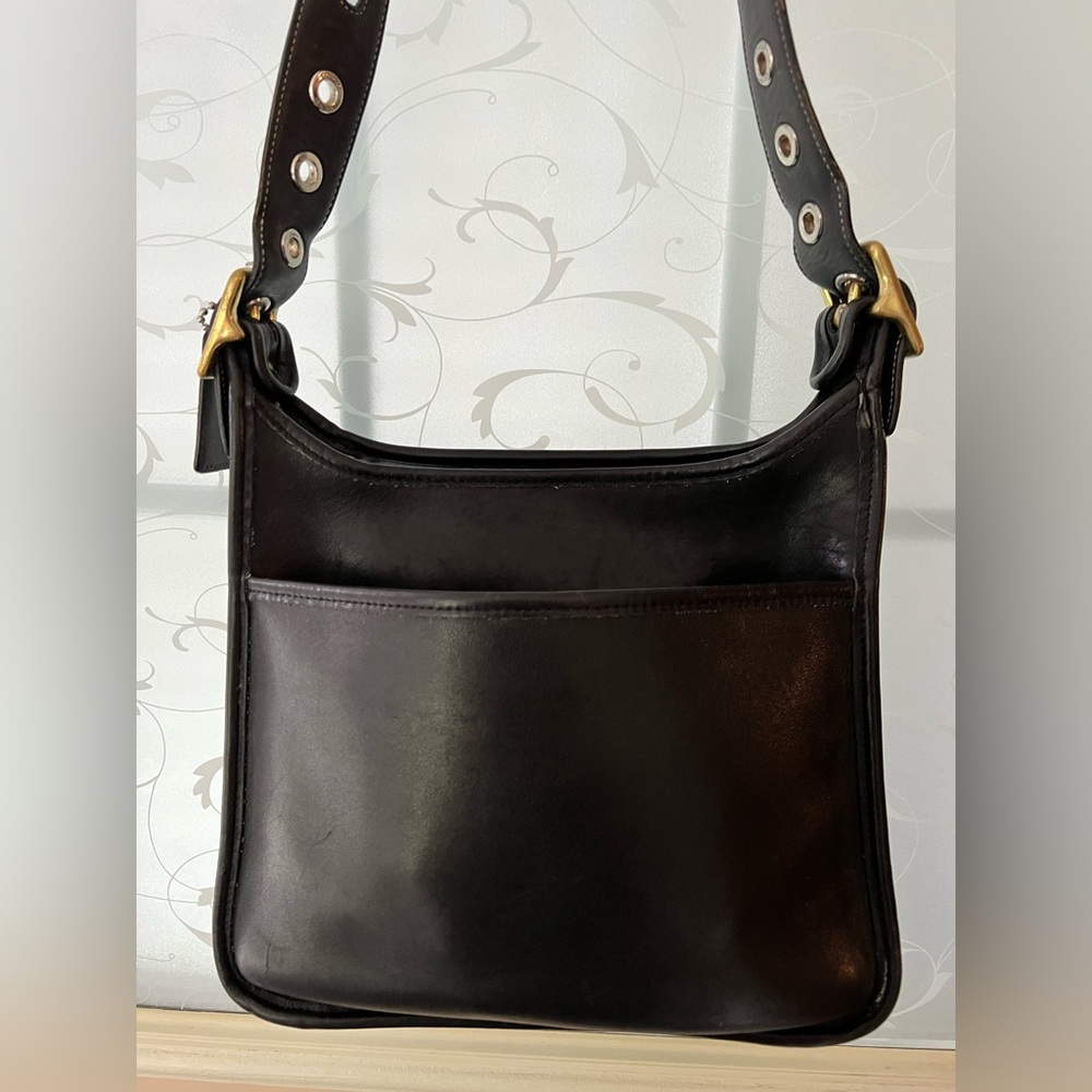 Vintage Coach Legacy zip bag in black leather, gold antique tone hardware, feet. - Picture 3 of 11
